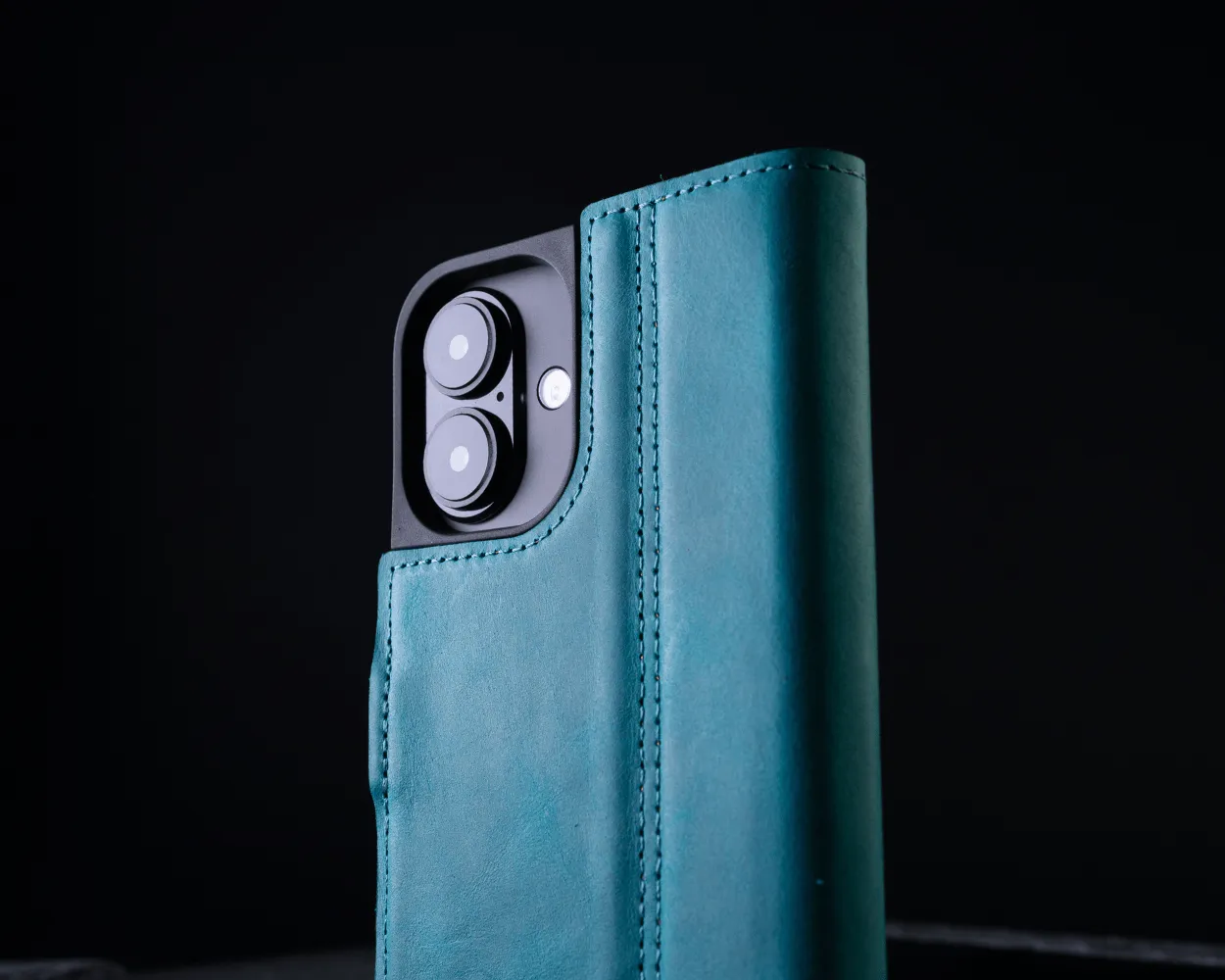 Apple iPhone 16 Plus - Vintage Leather Wallet