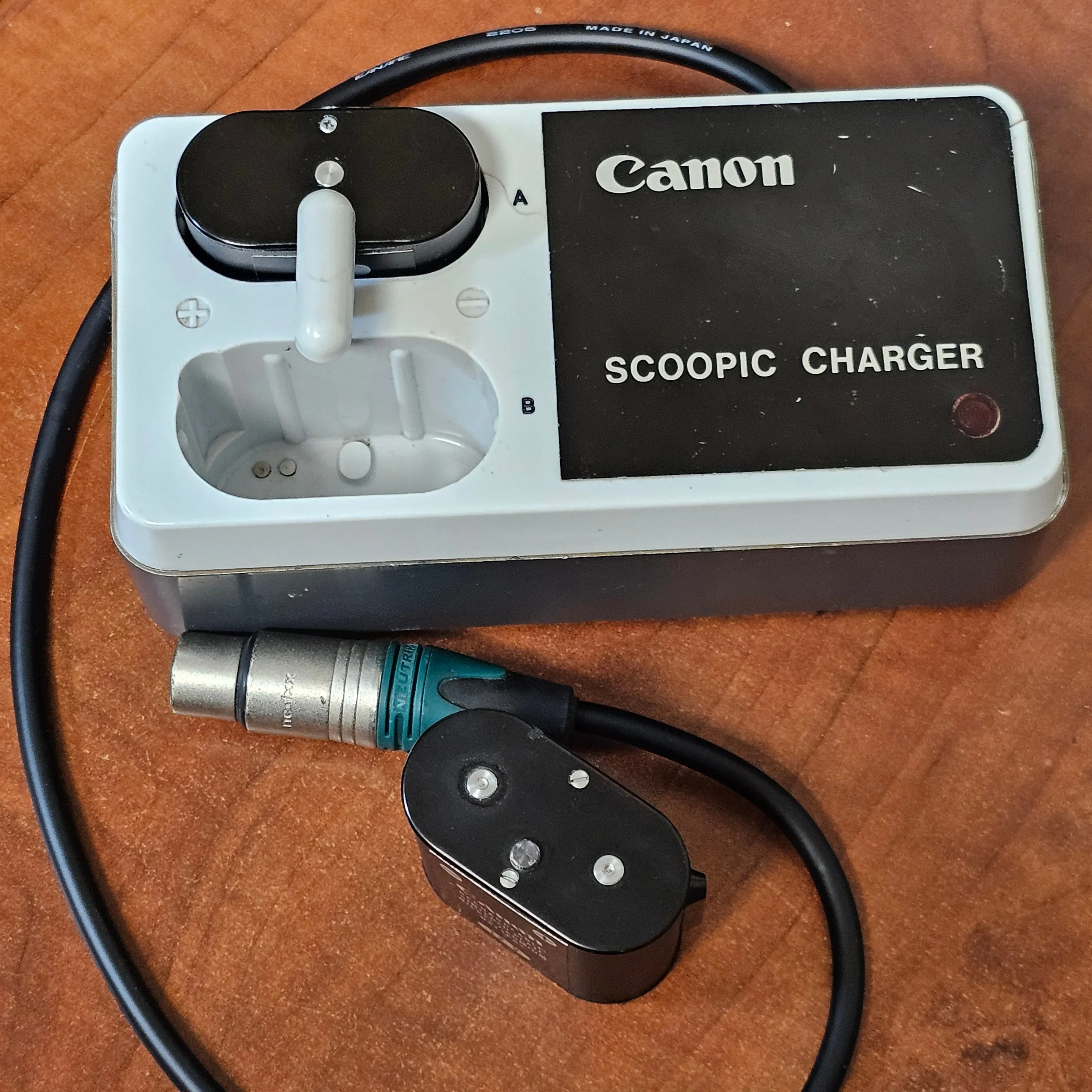 Canon Scoopic Dual battery Charger for Old Style Batteries